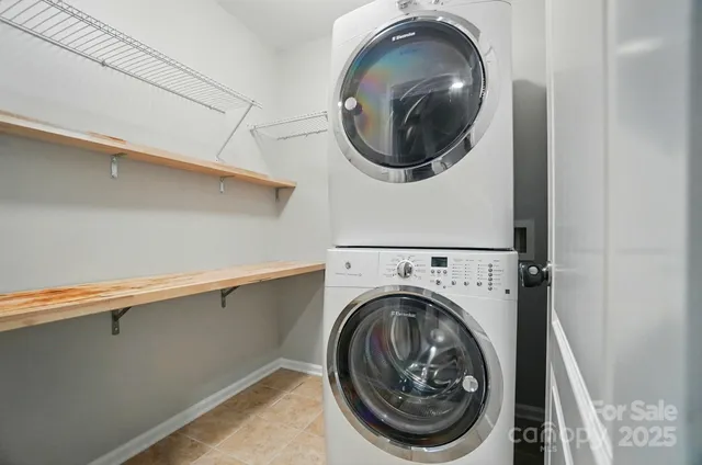a close up view of a washer and dryer