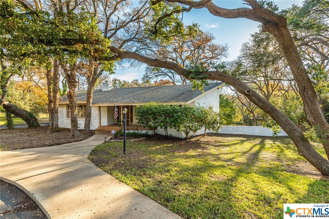 a view of a house with a yard