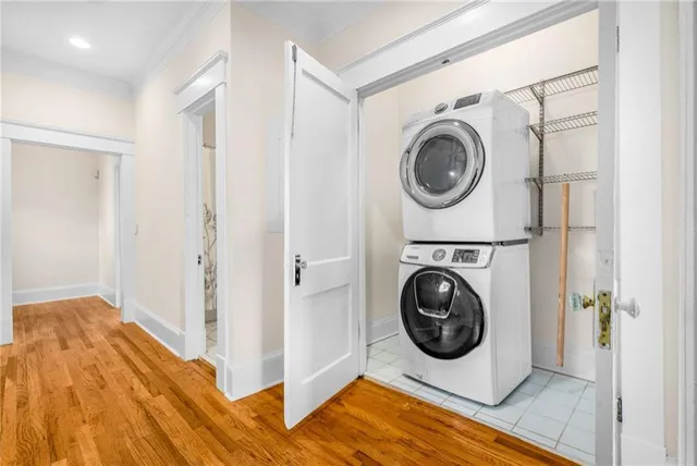 a view of a bedroom with washer and dryer