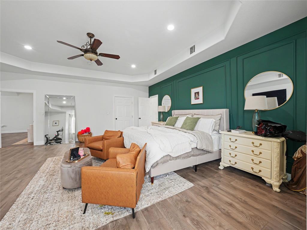 6701 Nauert Road Forest Hill, TX 76140 - Photo 19 of 40 Spacious room featuring wood-finish flooring, a tray ceiling with recessed lighting, and a ceiling fan