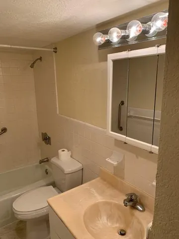 $2,450 | 1907 Northeast 2nd Street, Unit 16, Deerfield Beach, FL 33441