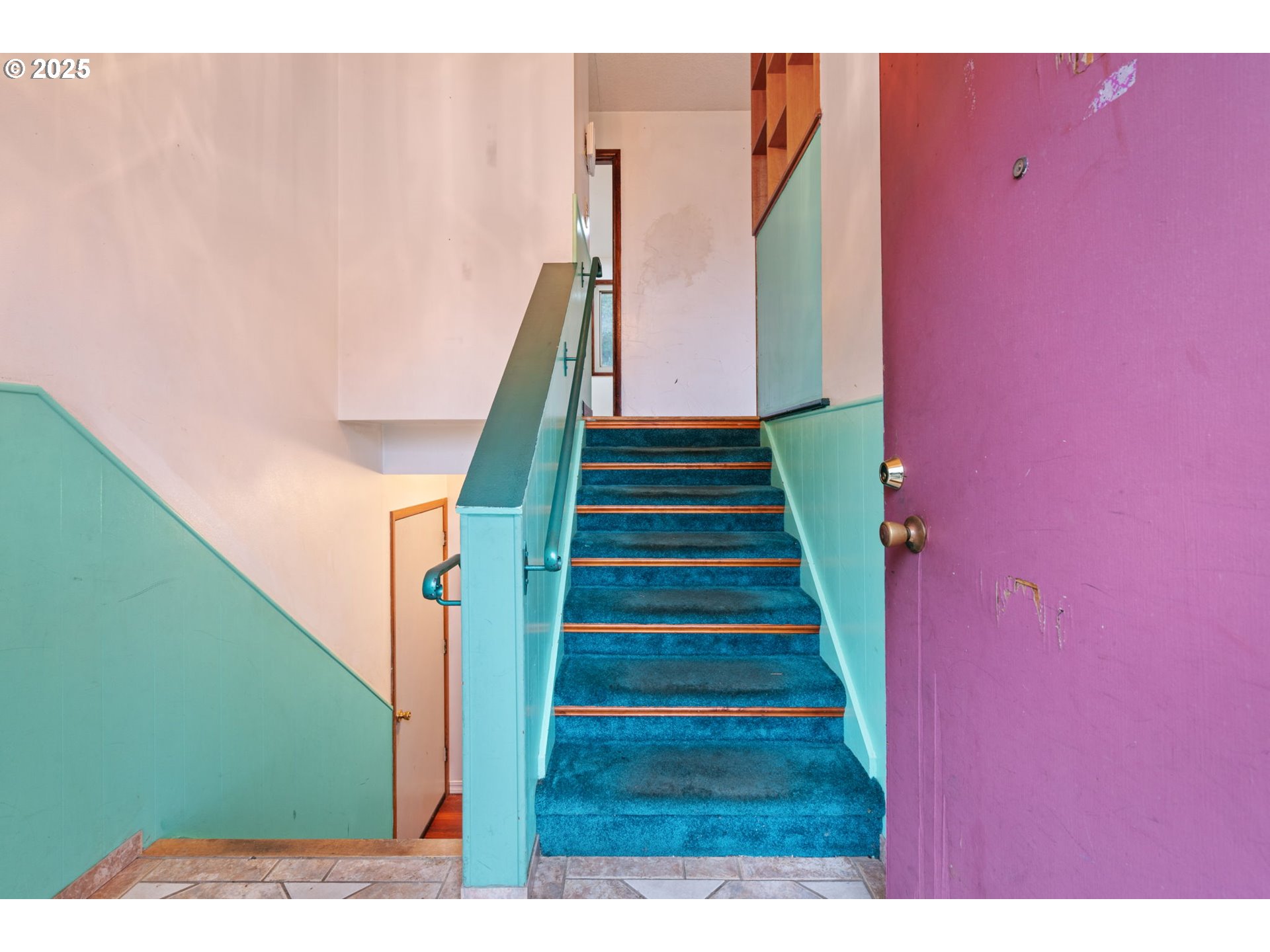 13122 Northeast Morris Court Portland, OR 97230 - Photo 3 of 38 a view of entryway