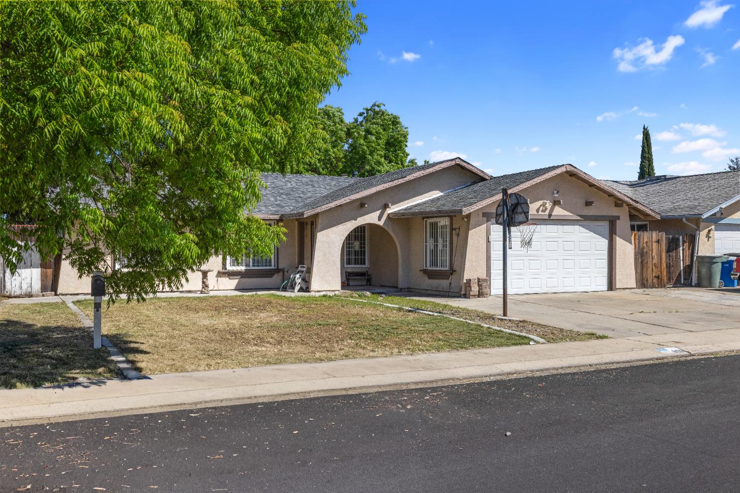 808 Cadillac Drive Modesto, CA 95351 - Photo 41 of 41 ranch-style home featuring stucco siding, an attached garage, a front yard, and driveway