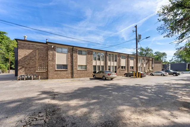 a view of a parking area