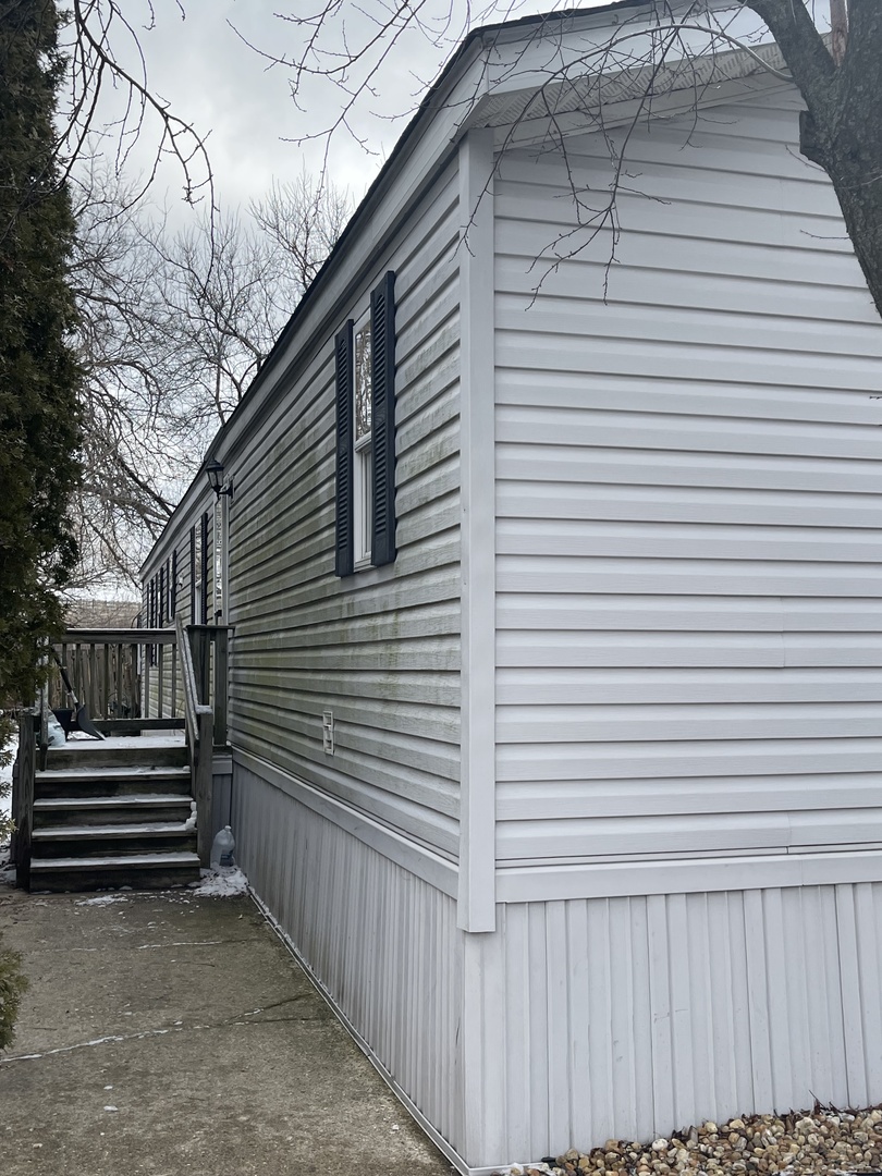 365 Surrey Road Wheeling, IL 60090 - Photo 2 of 12