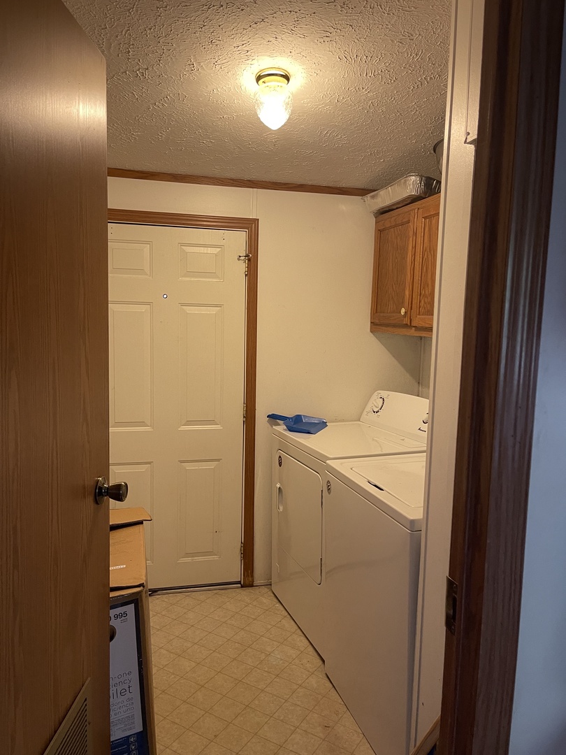 365 Surrey Road Wheeling, IL 60090 - Photo 5 of 12 a utility room with dryer and washer