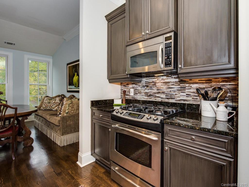 626 Queens Road, Unit 304 Charlotte, NC 28207 - Photo 3 of 24 a kitchen with stove and cabinets