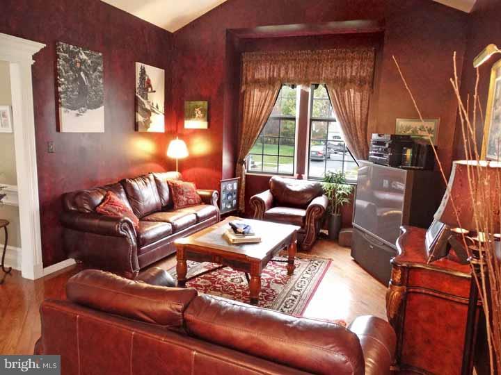 36 Devon Road Newtown, PA 18940 - Photo 5 of 24 Living Room
