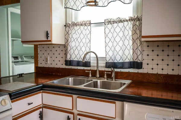 $750,000 | 404 Heather Lane, Huddleston, VA 24104