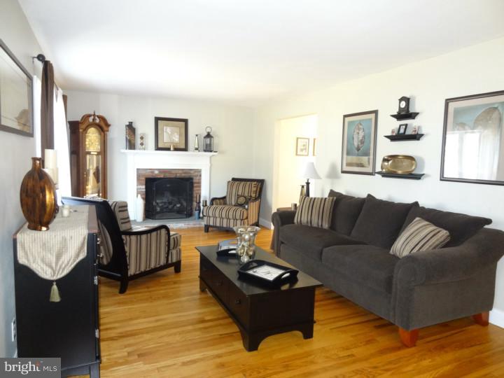 101 Great Oak Road Voorhees, NJ 08043 - Photo 2 of 25 Living Room