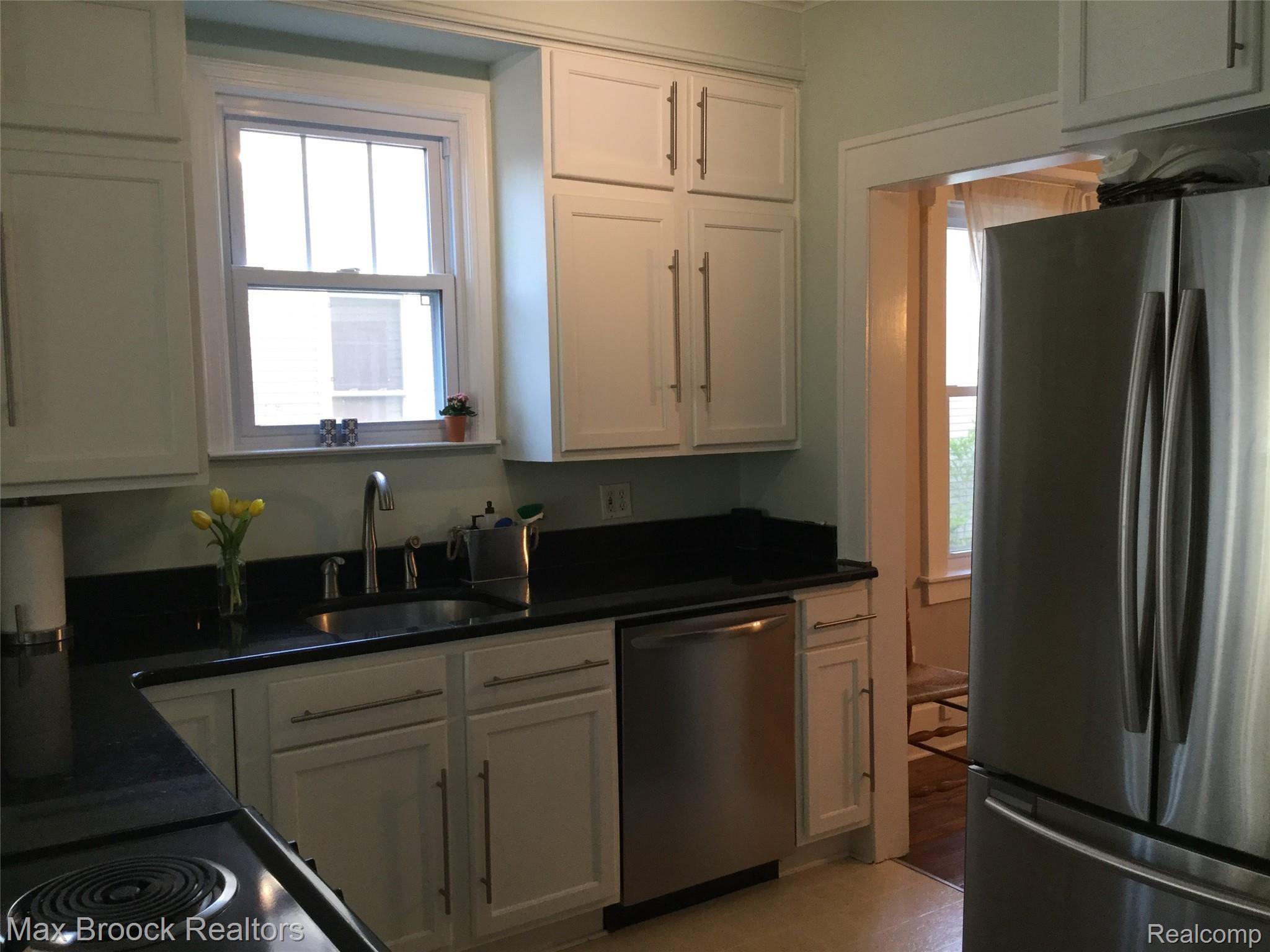 80 Wellesley Drive Pleasant Ridge, MI 48069 - Photo 14 of 39 Kitchen w/granite & stainless appliances