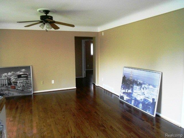 24525 Ridgecroft Avenue Eastpointe, MI 48021 - Photo 12 of 25 10-17-2011 033