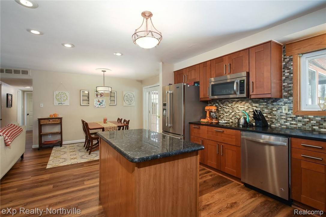 28471 Thorny Brae Road Farmington, MI 48331 - Photo 3 of 27 DSC_7561-Edit.jpg