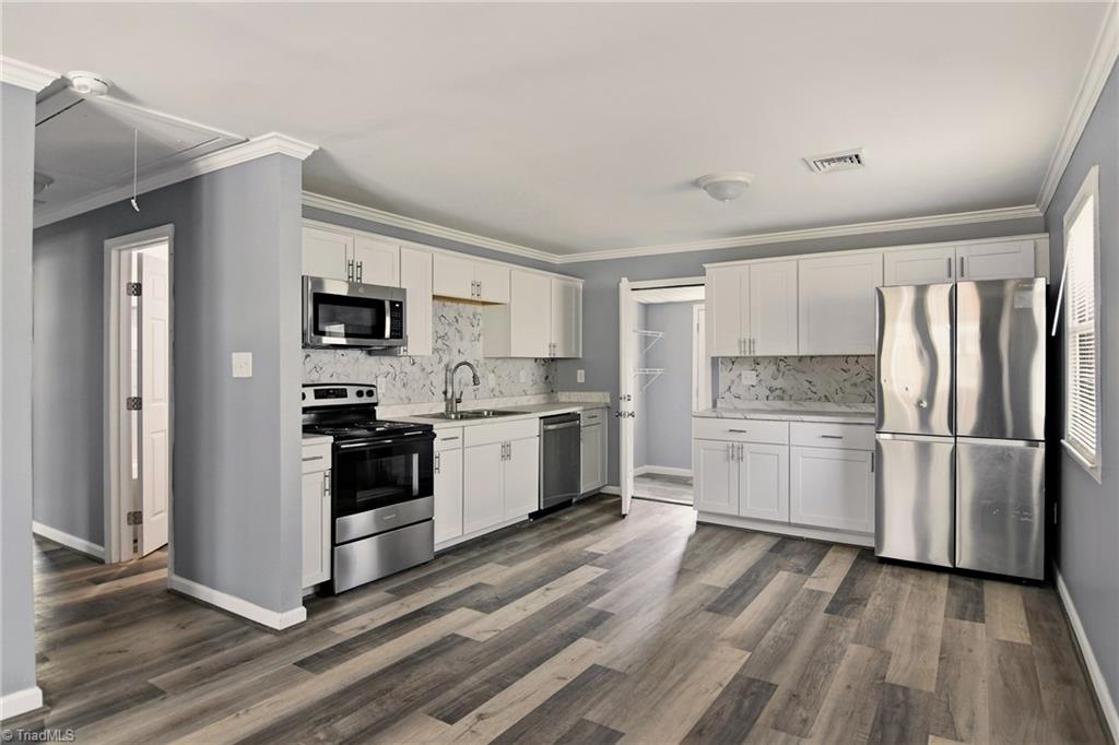 1408 Willow Road Greensboro, NC 27401 - Photo 5 of 25