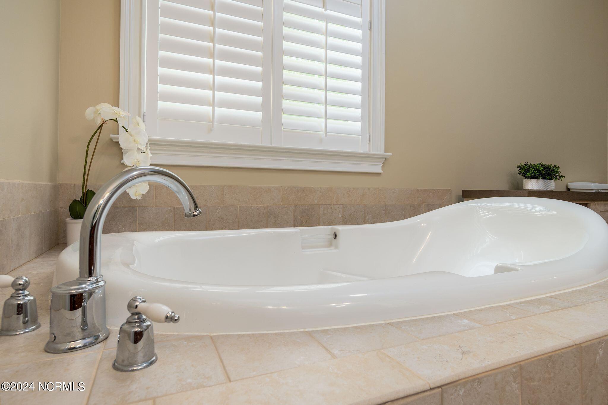29 Gables Road New Bern, NC 28562 - Photo 40 of 104 Owner's suite
