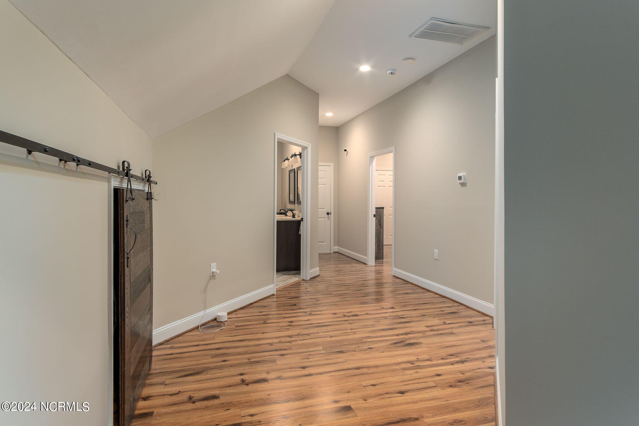 29 Gables Road New Bern, NC 28562 - Photo 47 of 104 Upstairs hallway