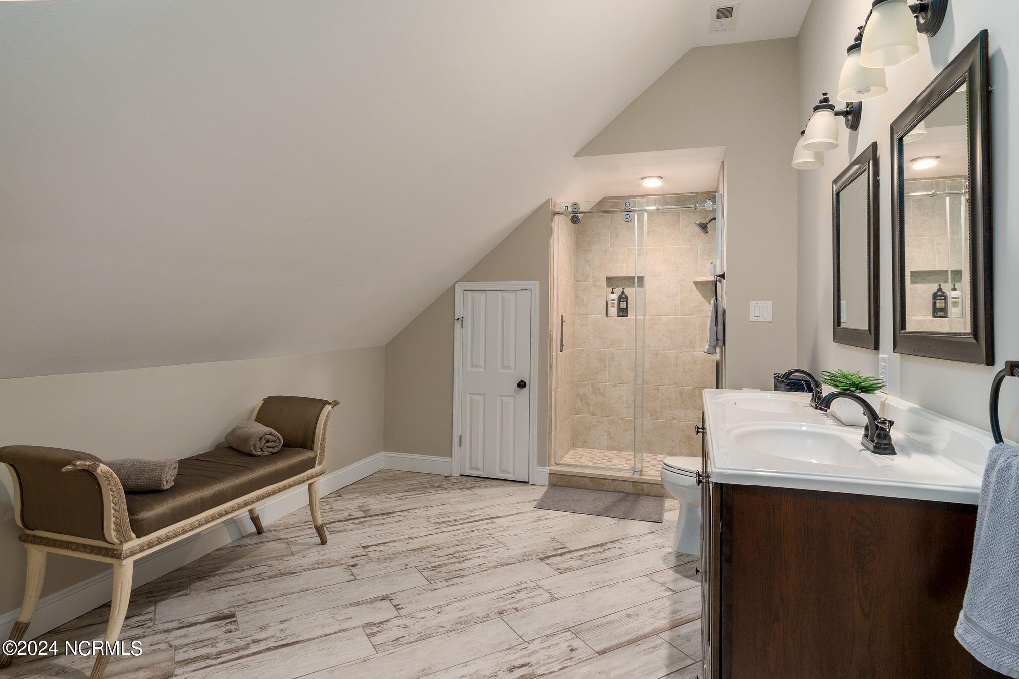 29 Gables Road New Bern, NC 28562 - Photo 52 of 104 Full bathroom upstairs