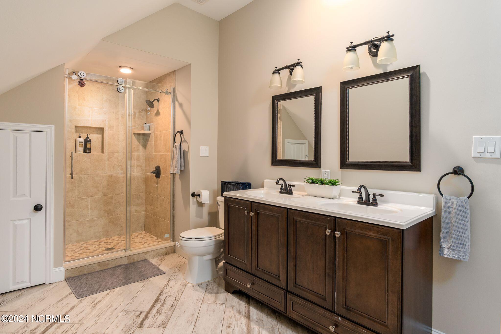 29 Gables Road New Bern, NC 28562 - Photo 53 of 104 Full bathroom upstairs