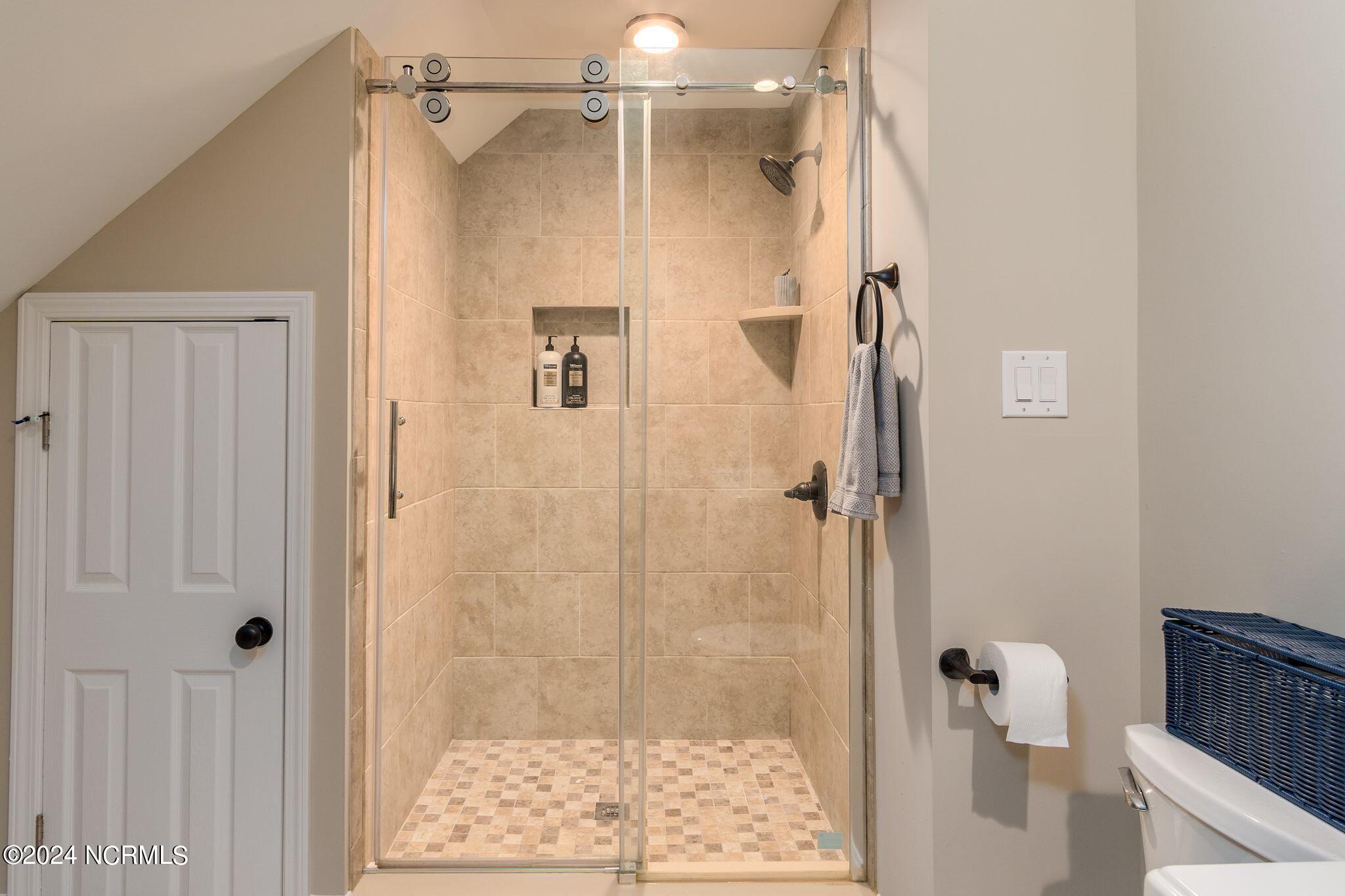 29 Gables Road New Bern, NC 28562 - Photo 54 of 104 Full bathroom upstairs