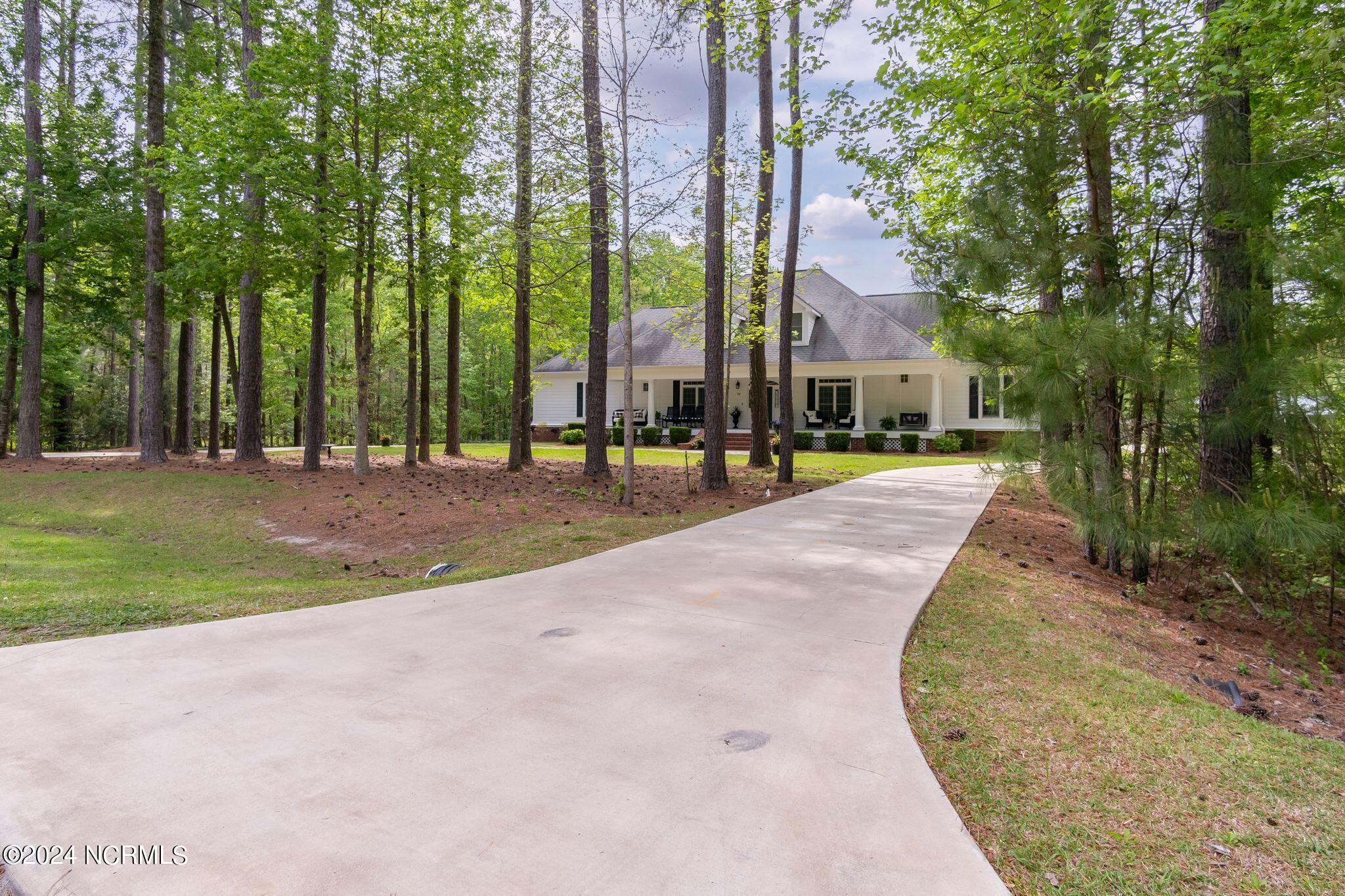 29 Gables Road New Bern, NC 28562 - Photo 6 of 104 Front