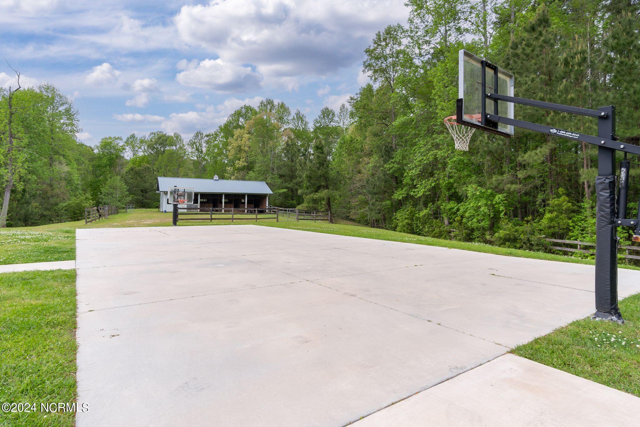 29 Gables Road New Bern, NC 28562 - Photo 88 of 104 Basketball court