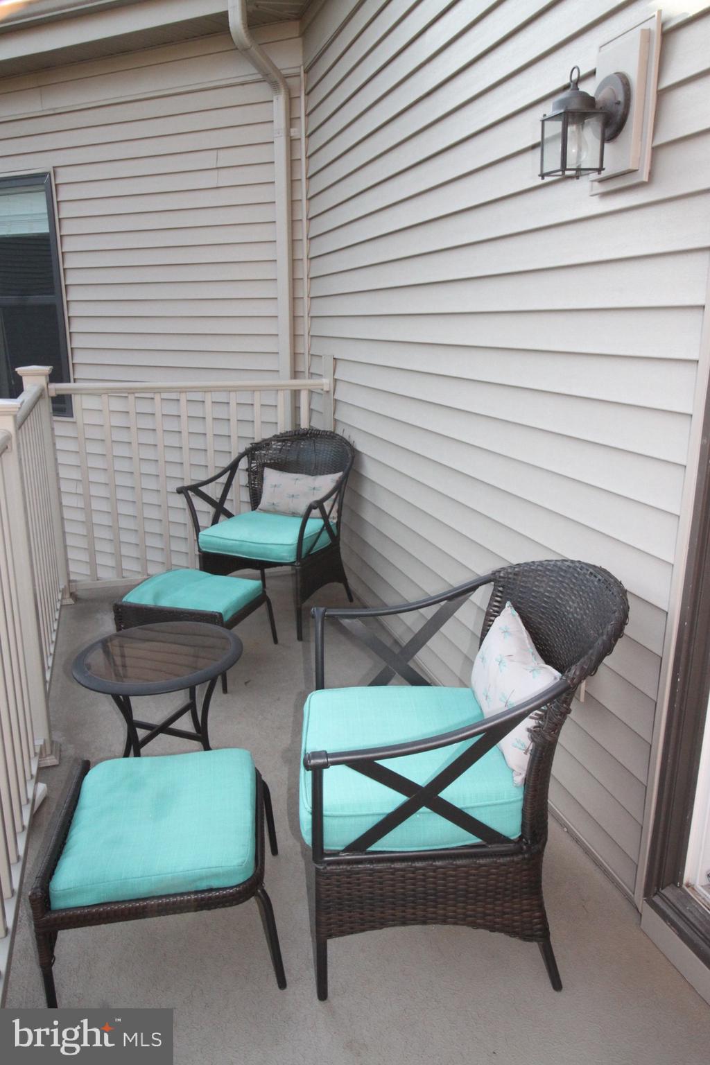 44738 Tiverton Square Ashburn, VA 20147 - Photo 60 of 66 a backyard of a house with table and chairs