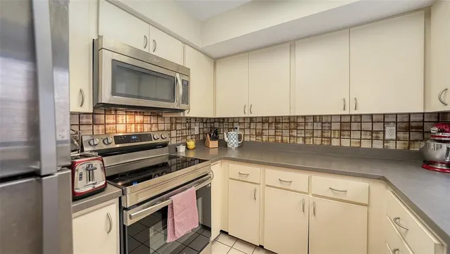 $275,000 | 4983 Greencroft Road, Unit 181, Sarasota, FL 34235