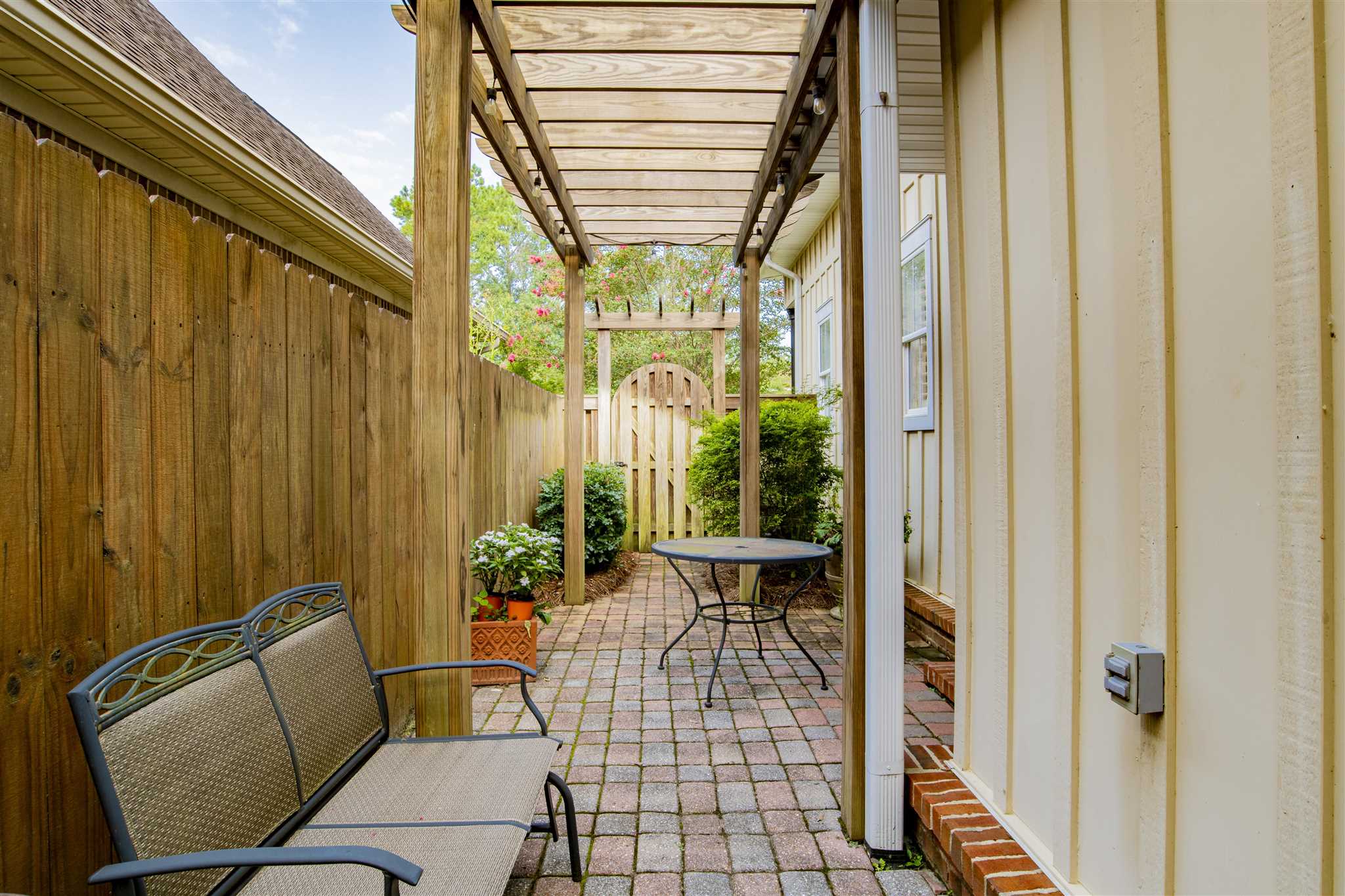 891 Grant Street Mobile, AL 36606 - Photo 23 of 26 Side yard