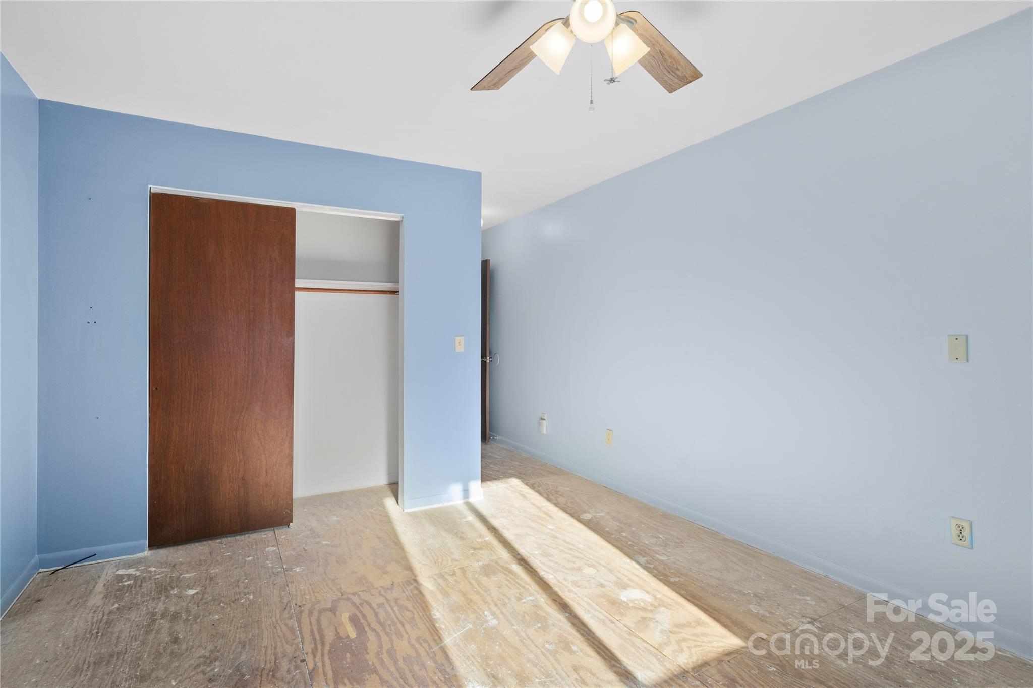 94 Market Street Maggie Valley, NC 28751 - Photo 28 of 40 a view of a livingroom with a chandelier fan