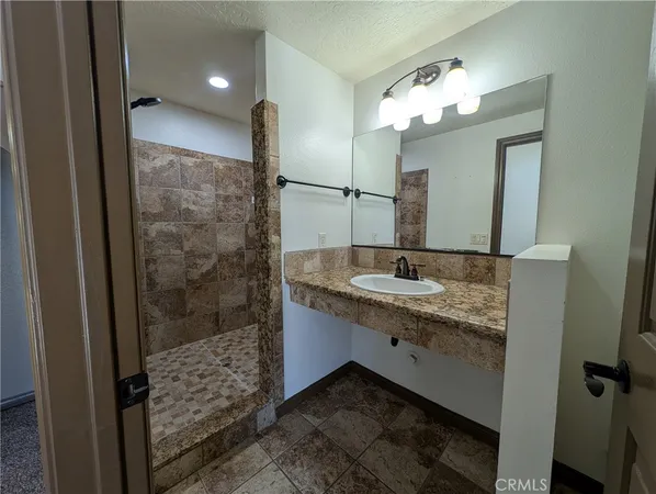 $1,800 | 27160 Vista Helendale Ca, Unit 19, Helendale, CA 92342
