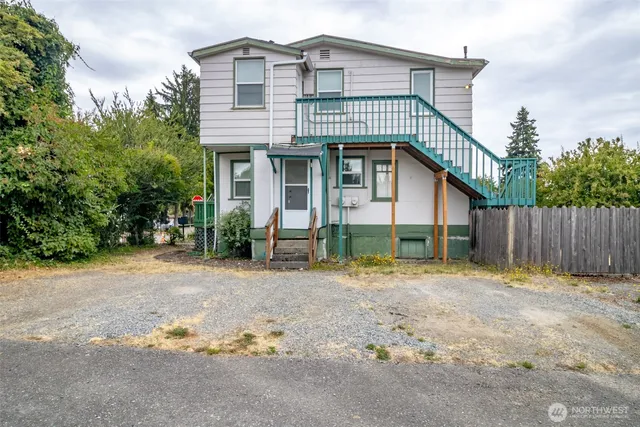 $1,400 | 14402 56th Avenue South, Unit B, Tukwila, WA 98168