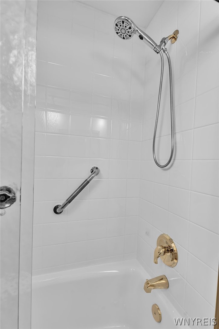 21 Addison Avenue Amherst, NY 14226 - Photo 26 of 43 1ST FLOOR FULL BATH UPDATED SHOWER
