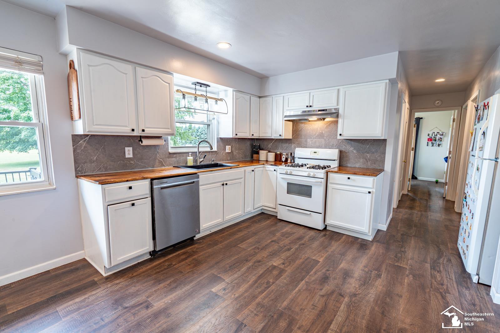 14454 Dixon Road Dundee, MI 48131 - Photo 4 of 33