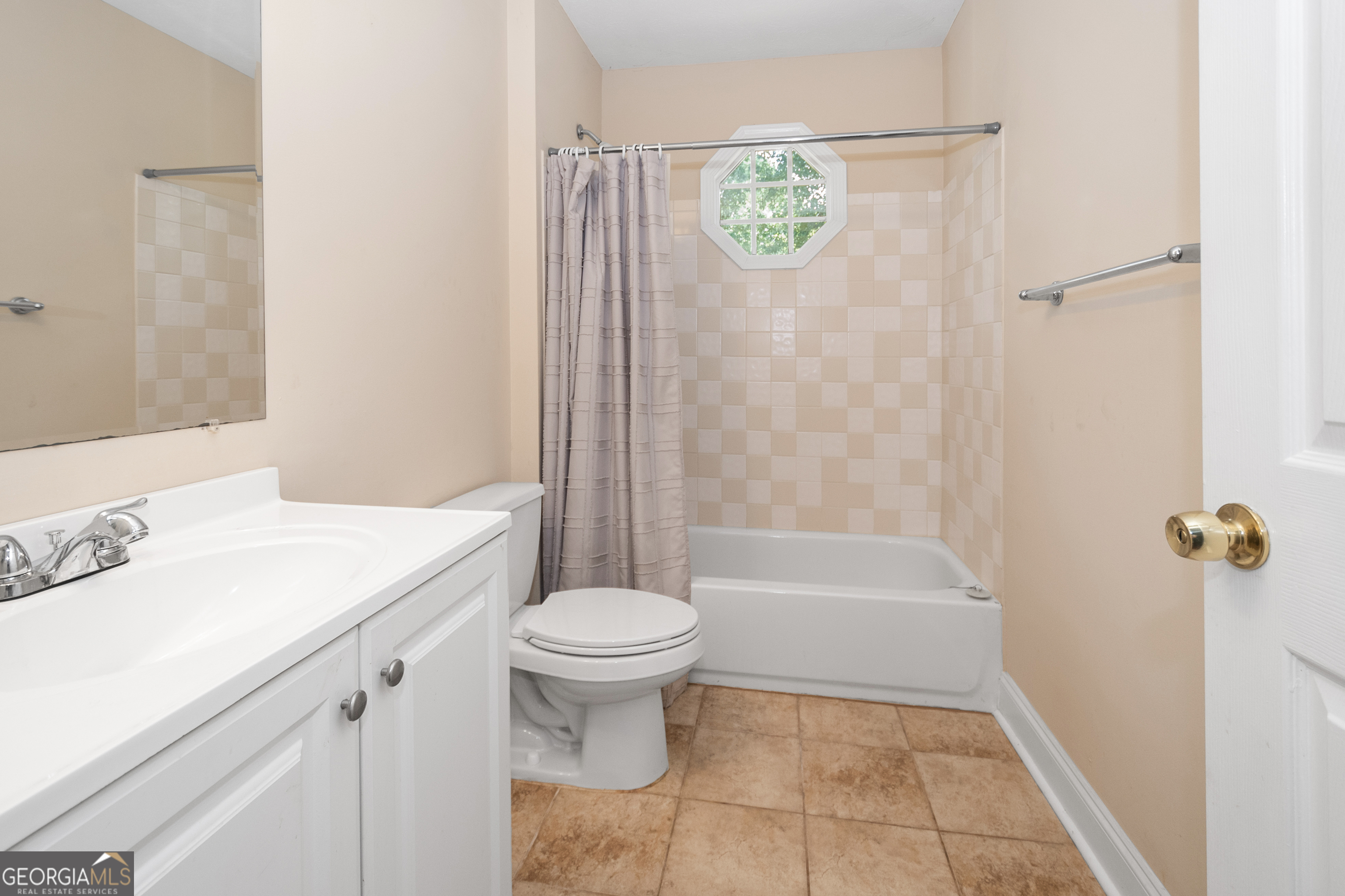 84 Hidden Lakes Court Newnan, GA 30263 - Photo 27 of 35 a bathroom with a sink a toilet and a bathtub
