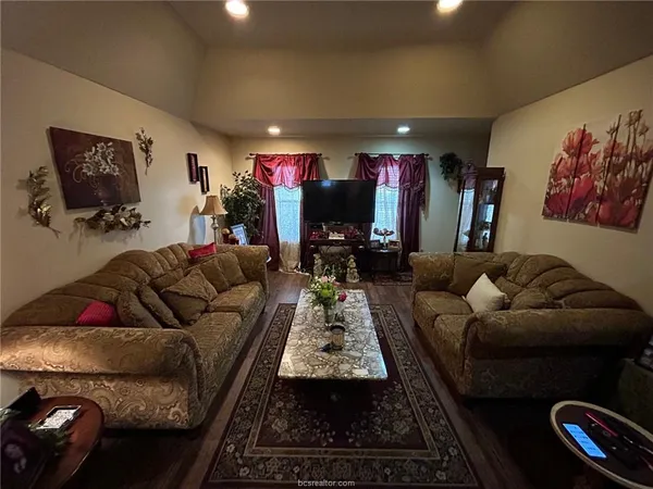 $1,350 | 900 Azalea Court, Unit B, College Station, TX 77840