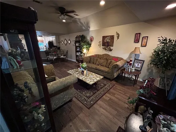 $1,350 | 900 Azalea Court, Unit B, College Station, TX 77840