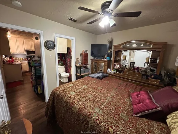 $1,350 | 900 Azalea Court, Unit B, College Station, TX 77840