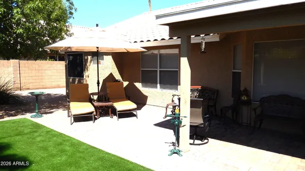 a view of backyard of the house