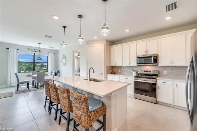 a large kitchen with kitchen island a large island in it