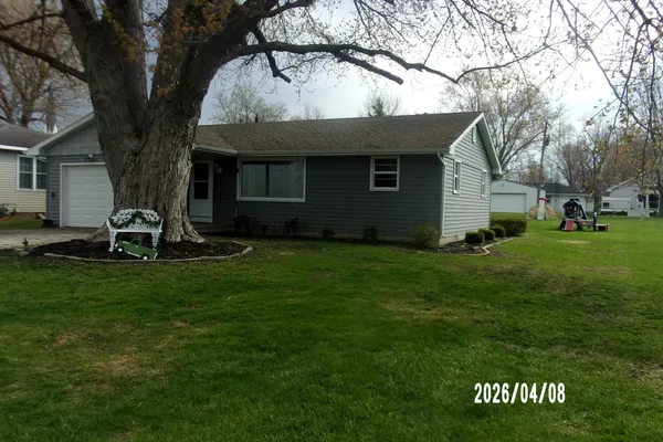$130,500 | 304 North Cherry Street, Crescent City, IL 60928