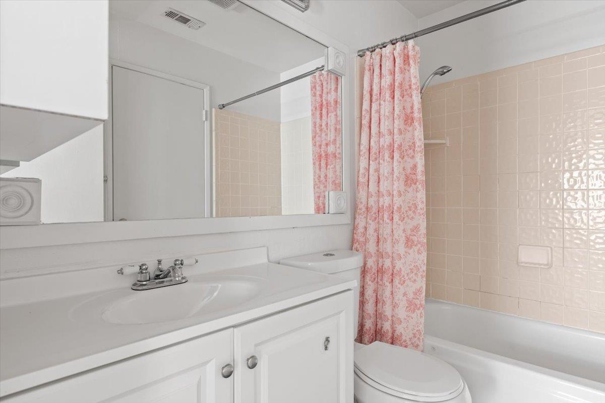 11570 Garnet Way, Unit 4 Auburn, CA 95602 - Photo 15 of 44 a bathroom with a sink a toilet and a bathtub