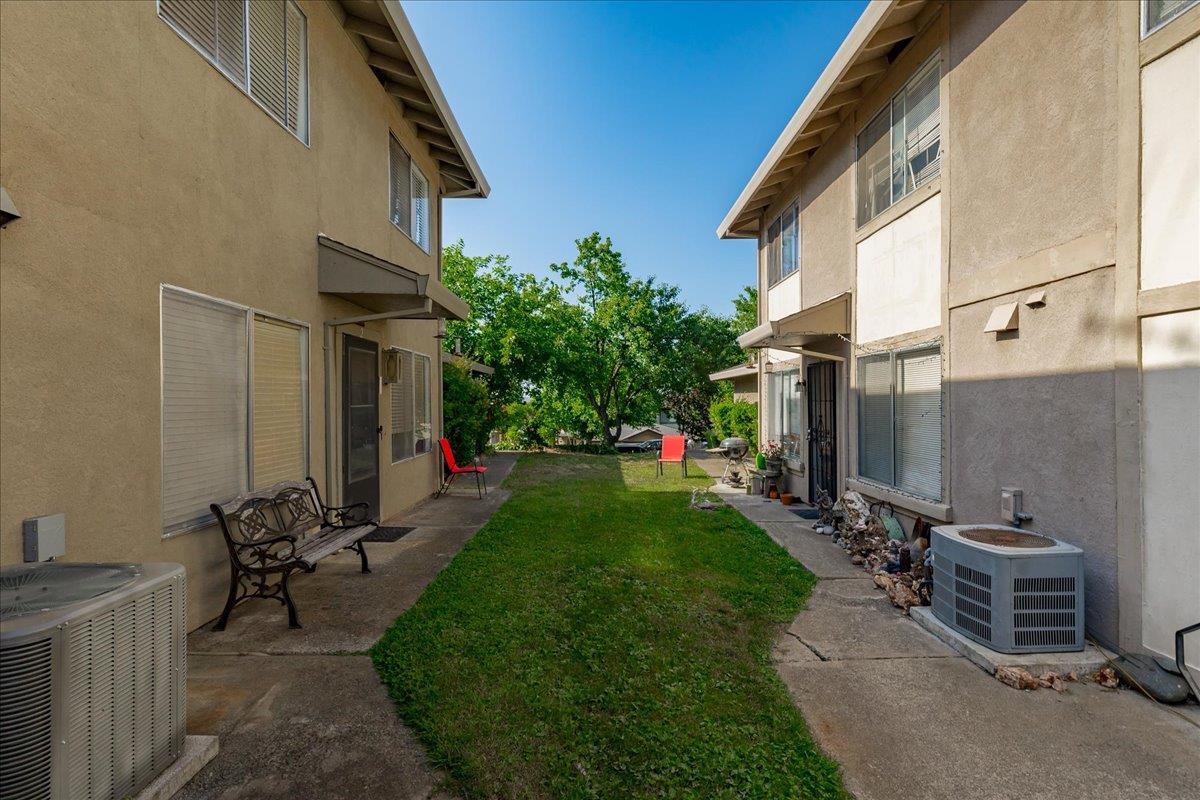 11570 Garnet Way, Unit 4 Auburn, CA 95602 - Photo 30 of 44 a view of a patio in backyard