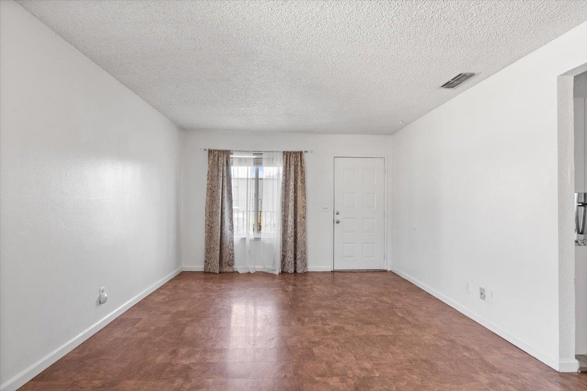 11570 Garnet Way, Unit 4 Auburn, CA 95602 - Photo 7 of 44 an empty room with window