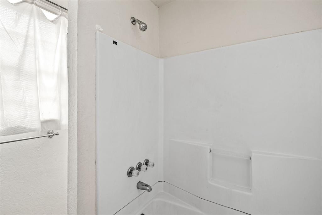 1040 Clinton Avenue Stephenville, TX 76401 - Photo 19 of 26 a bathroom with a bathtub
