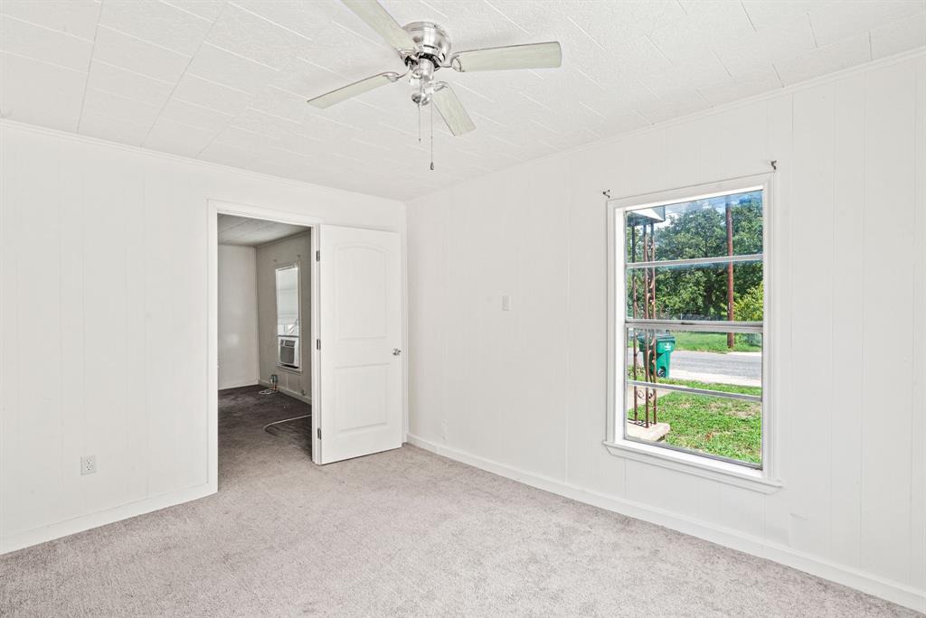 1040 Clinton Avenue Stephenville, TX 76401 - Photo 25 of 26 an empty room with a window and a ceiling fan