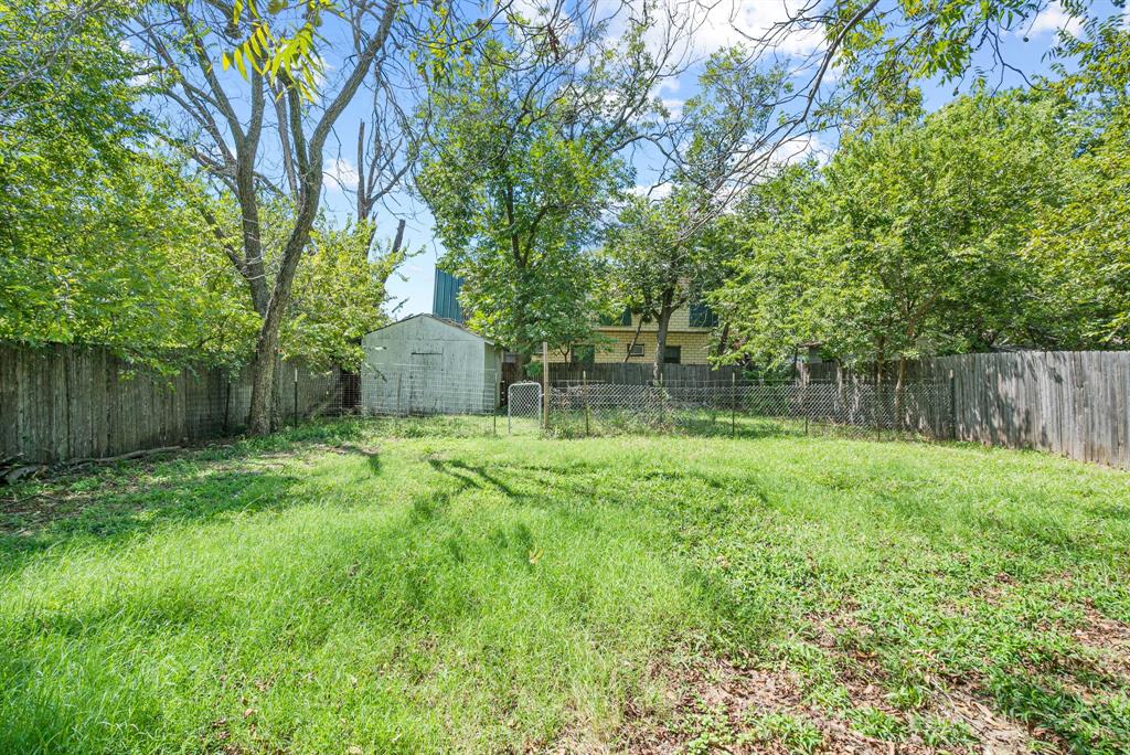 1040 Clinton Avenue Stephenville, TX 76401 - Photo 6 of 26 a backyard of a house with lots of green space