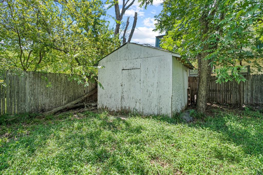 1040 Clinton Avenue Stephenville, TX 76401 - Photo 7 of 26 a backyard of a house with lots of green space