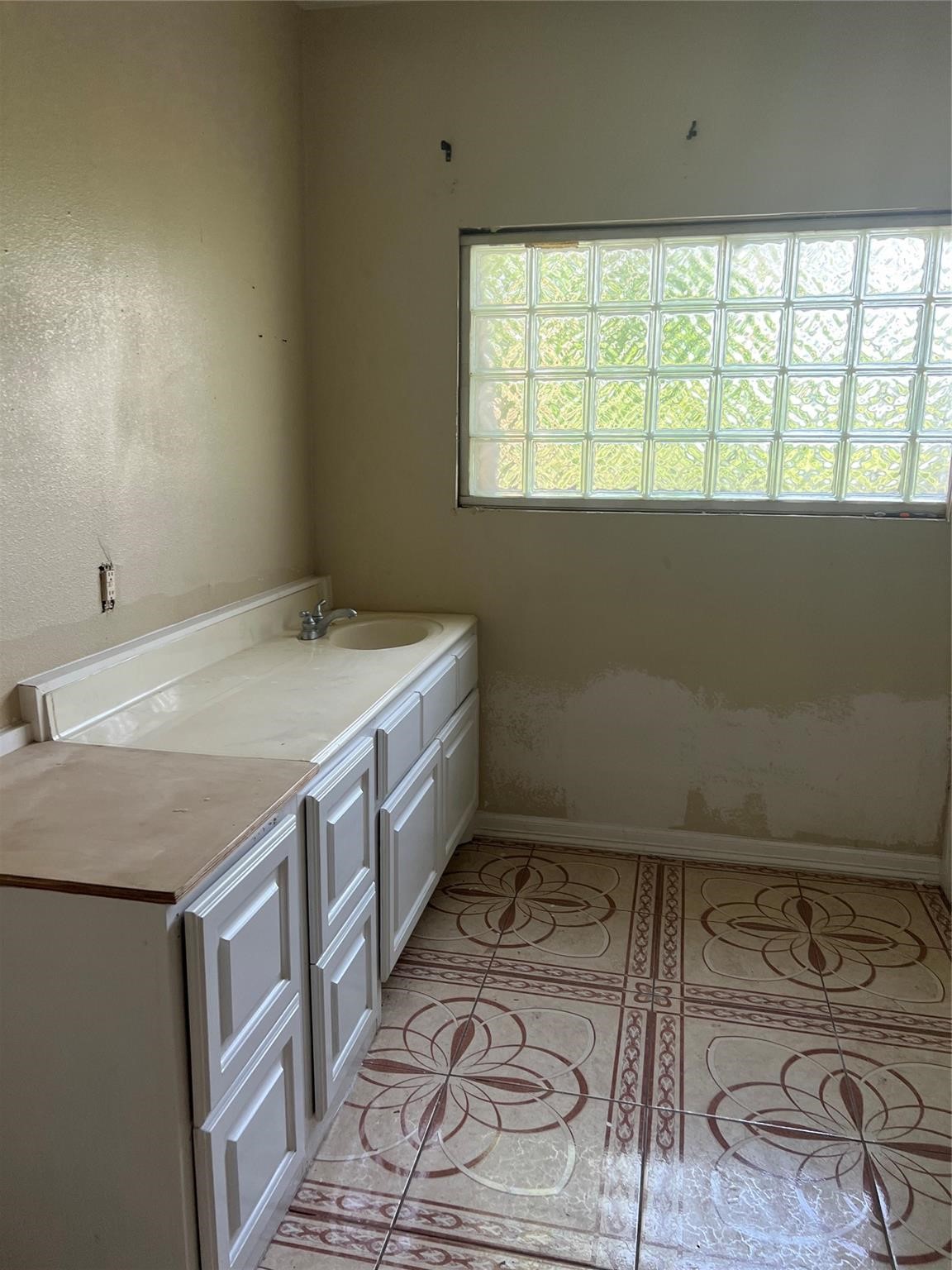 7715 West Hardy Road Houston, TX 77022 - Photo 5 of 11