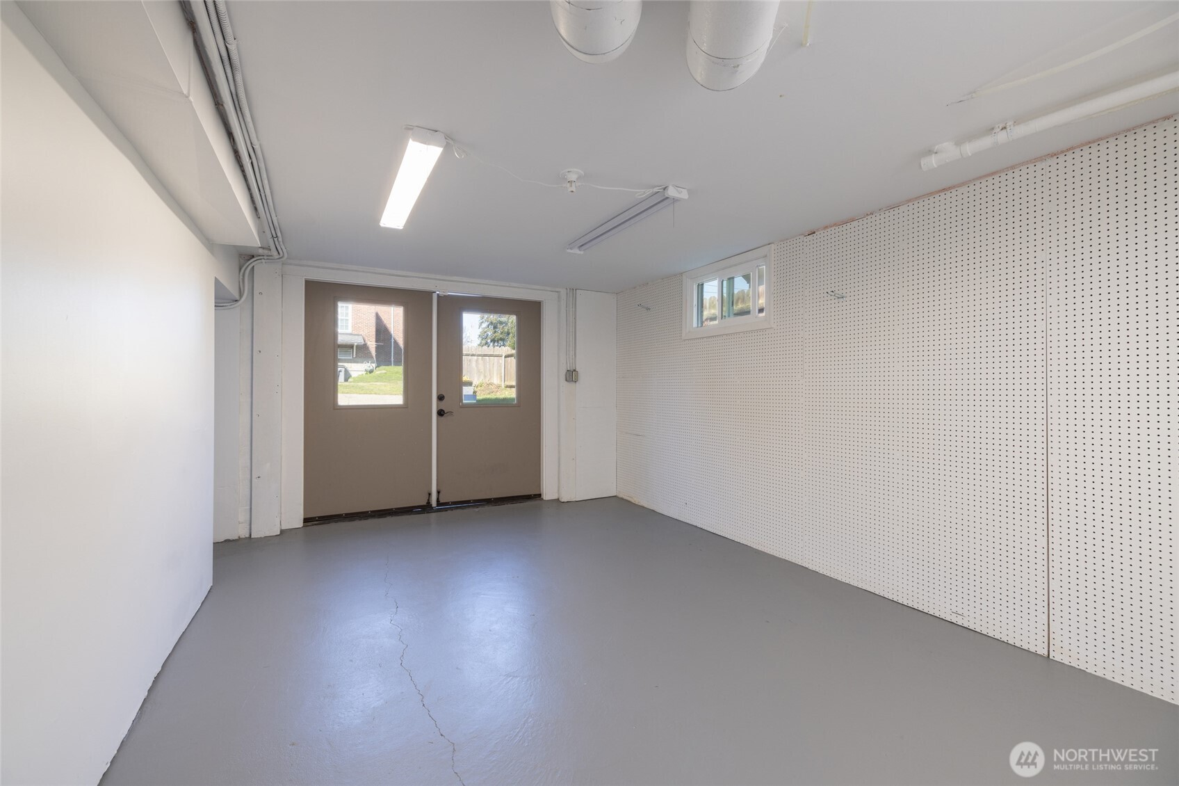 819 K Avenue Anacortes, WA 98221 - Photo 31 of 40 an empty room with windows