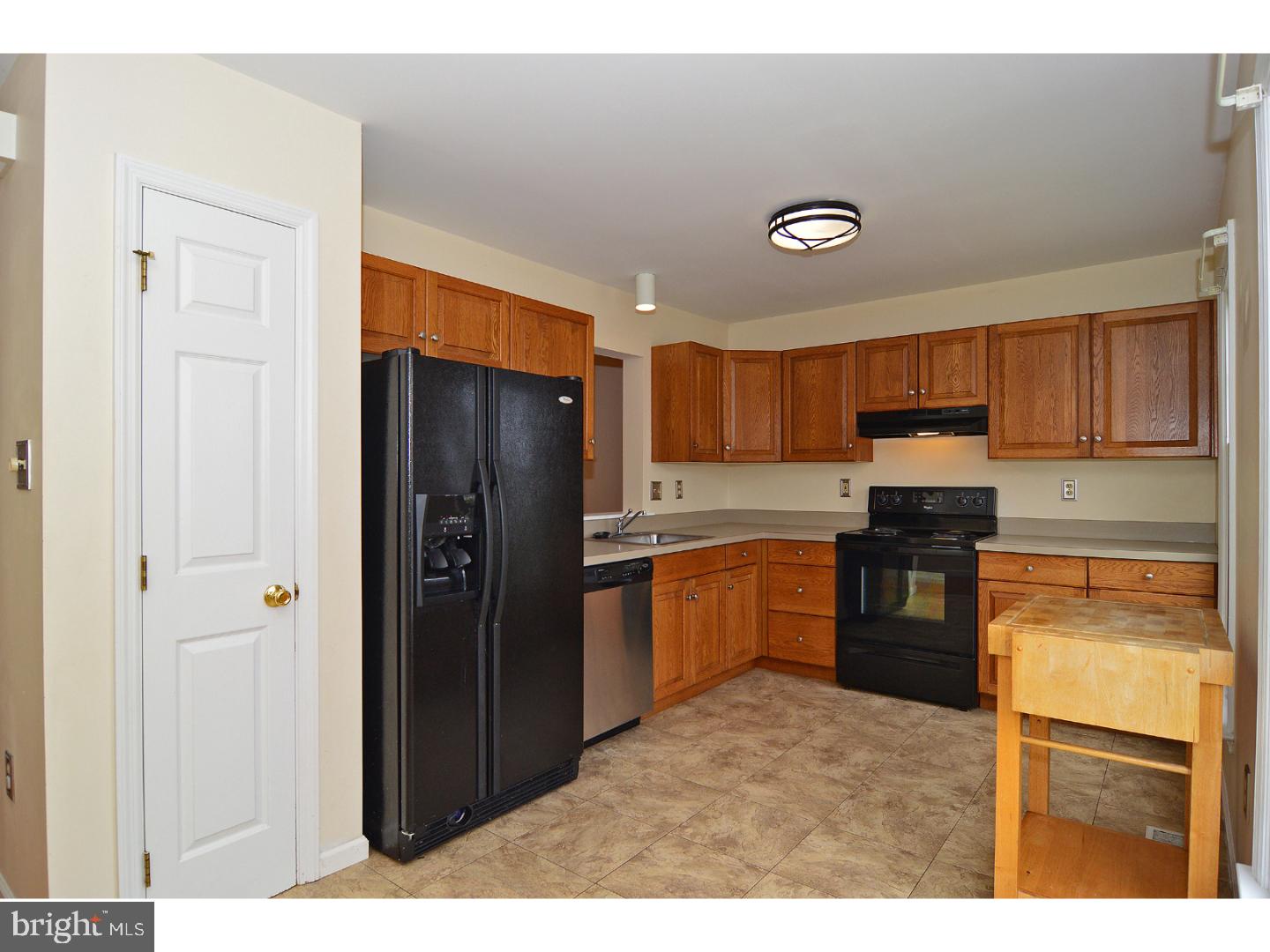 2806 Hampton Lane Reading, PA 19608 - Photo 3 of 19 Kitchen